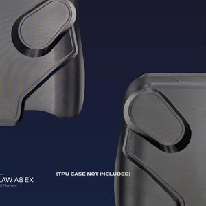 以下が含まれることがあります： ABSフィラメントでプリントされたダークグレーのMSI CLAW A8 EXアクセサリー。滑らかで輪郭のある表面に、隆起した楕円形のセクションが特徴です。画像内のテキストには、BKKK BY BLACK GEKKO、MSI CLAW A8 EX、Printt from ABS Filament、(TPU CASE NOT INCLUDED)と記載されています。