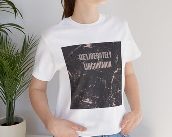 t-shirt délibérément peu commun | T-shirt graphique effet vieilli vintage