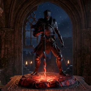 Puede incluir: Estatua detallada de un caballero con armadura oscura, sosteniendo una espada con una hoja retorcida. El caballero se encuentra sobre una base de piedra roja y ardiente, con un fondo de cielo nocturno. La estatua está dentro de una estructura de piedra arqueada.