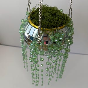 Maceta colgante con forma de bola de discoteca hecha a mano: mini macetero con espejo y cuentas de cristal verde.