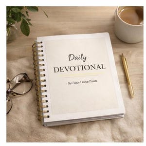 Pode incluir: Um caderno com espiral com as palavras "Daily Devotional" impressas na capa. Uma caneta dourada e uma xícara de café estão ao lado do caderno. O caderno está aberto, revelando páginas em branco. O fundo é uma superfície de madeira clara.