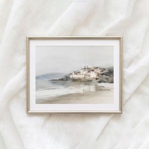 Paisaje costero vintage: acuarela de un pueblo costero en tonos mediterráneos apagados - Decoración de pared imprimible imagen 1