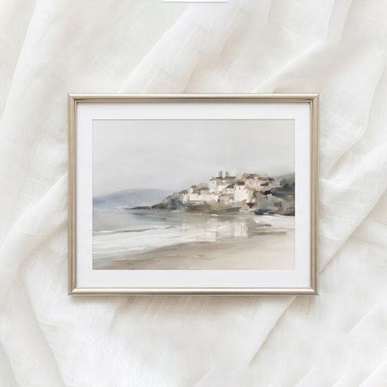 Paisaje costero vintage: acuarela de un pueblo costero en tonos mediterráneos apagados - Decoración de pared imprimible imagen 1