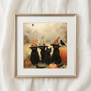 Könnte beinhalten: Ein gerahmter Druck mit vier schwarzen Katzen mit Hexenhüten, die sich auf einem Feld mit Kürbissen und einer Krähe versammelt haben. Das Kunstwerk hat eine Vintage- und Herbstästhetik, perfekt für Halloween-Dekorationen.