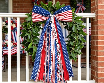 Ghirlanda patriottica a stelle e strisce con fiocco, decorazione per la porta del 4 luglio nei colori rosso, bianco e blu, fiocco con nastro della bandiera americana per il Giorno dell'Indipendenza.