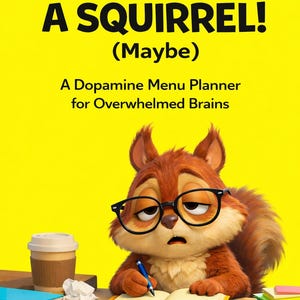Może przedstawiać: Kreskówka wiewiórka w okularach i zestresowanym wyglądzie, pisząca w notatniku. Obrazek zawiera tekst "OH, LOOK! A SQUIRREL! (Maybe) A Dopamine Menu Planner for Overwhelmed Brains" na żółtym tle. Na biurku znajduje się filiżanka kawy, telefon i ołówek.