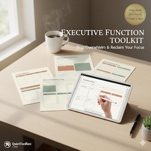 Op de afbeelding: Een Executive Function Toolkit wordt getoond op een houten tafel. De afbeelding bevat afgedrukte werkbladen en een tablet met een stylus. De tekst luidt "Stop Overwhelm & Reclaim Your Focus". Een kopje koffie, een pen en een kleine plant zijn ook aanwezig.