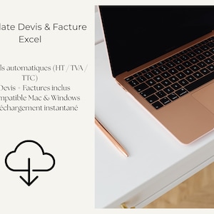 Peut inclure: Un ordinateur portable rose doré avec un clavier noir est posé sur un bureau blanc, à côté d'un stylo assorti. Le texte en français indique "Template Devis & Facture Excel" avec des puces sur les calculs, les factures et la compatibilité.