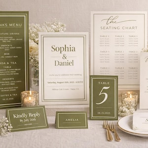 Pode incluir: Conjunto de papelaria de casamento com menu de bebidas, mapa de assentos e cartões de mesa. O design inclui cartões verde-oliva e brancos com fontes elegantes e detalhes florais. Champanhe e velas.