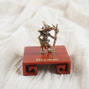 Mini figura de rana de latón, estatua de rana maga, decoración de animales fantásticos, amuleto de bolsillo, regalo coleccionable, grabado personalizado.