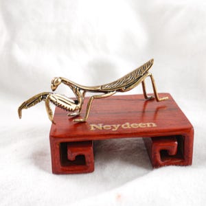 Kundengerechte Messing betende Gottesanbeterin-Figur, Mini-Insektenstatue, kleine Messingschreibtischverzierung, handgemachtes Naturdekorgeschenk