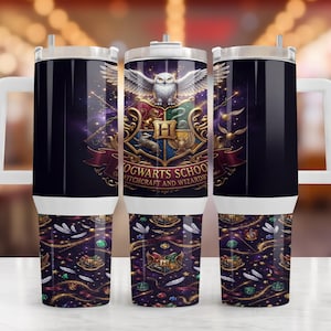 Könnte beinhalten: Ein dunkelvioletter Edelstahlbecher mit Henkel und Deckel, verziert mit dem Wappen der Hogwarts-Schule für Hexerei und Zauberei, einer weißen Eule sowie einem Muster aus goldenen Schnatzen, Zauberstäben und Edelsteinen auf sternenklarem Grund.