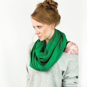 送料無料の商品 Kelly Green Infinity Scarf, Green Scarf, Jersey Scarf Clothing