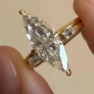 Conjunto de anel de noivado com corte marquise em prata de lei e ouro amarelo, anel de noivado com corte marquise de 3,5 ct, conjunto de alianças com pavé de moissanita, anel aberto e aliança de casamento.