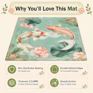K&ouml;nnte beinhalten: Eine rechteckige Matte mit einem Koi-Karpfen-Design, Lotusbl&uuml;ten und Bl&auml;ttern in Rosa, Gr&uuml;n und Wei&szlig;. Die Matte hat eine rutschfeste Gummiunterseite, strapazierf&auml;hige, gen&auml;hte Kanten und eine glatte Oberfl&auml;che. Der Text "Why You'll Love This Mat" steht oben.
