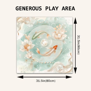 Puede incluir: Una alfombra de juego cuadrada con el texto "GENEROUS PLAY AREA" y una ilustraci&oacute;n en acuarela de dos peces koi, uno verde y otro naranja, nadando entre flores de loto blancas y perlas. La alfombra mide 80 cm por 80 cm.