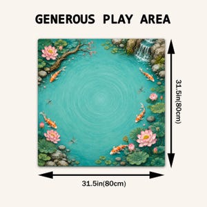 K&ouml;nnte beinhalten: Eine quadratische Spielmatte mit einem t&uuml;rkisfarbenen Teichmotiv, orangefarbenen Koi-Karpfen, rosa Lotusbl&uuml;ten, gr&uuml;nen Seerosenbl&auml;ttern und einem Wasserfall. Der Text GENEROUS PLAY AREA steht oben. Ma&szlig;e 80 cm mal 80 cm laut den Pfeilmarkierungen.