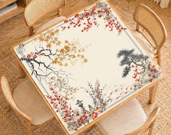 Puede incluir: Una mesa cuadrada de madera con una tapa color crema con un diseño floral de inspiración asiática en rojo, dorado y gris. La mesa está rodeada de cuatro sillas de madera con respaldos tejidos. La mesa está sobre una alfombra tejida.