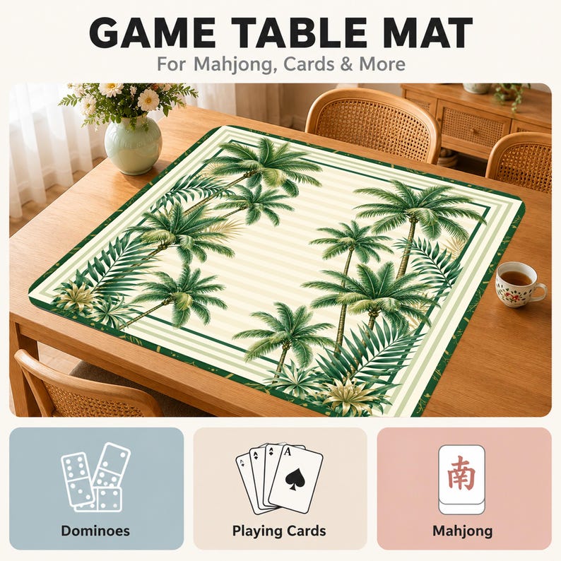 K&ouml;nnte beinhalten: Eine rechteckige Spieltischmatte mit cremewei&szlig; gestreiftem Hintergrund und einem gr&uuml;nen Palmenrand. Die Matte enth&auml;lt den Text GAME TABLE MAT For Mahjong, Cards & More sowie Symbole f&uuml;r Dominosteine, Spielkarten und einen Mahjong-Spielstein.