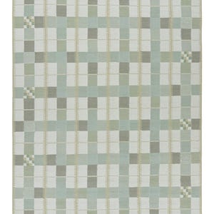 Peut inclure: Un tapis rectangulaire présentant un motif à carreaux dans des tons de vert sauge, de gris doux et de blanc cassé. Le design se compose de bandes verticales et horizontales entrecroisées avec de petits carrés à damier et des textures linéaires.