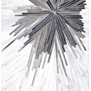 Può includere: Un tappeto rettangolare con un design a scoppio di stelle. Il tappeto presenta un motivo di forme rettangolari in tonalità di grigio, nero e bianco che si irradiano da un punto centrale. Il design crea un effetto strutturato e geometrico.