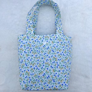 Mini bolso tote hecho a mano, de algodón vintage, con estampado floral blanco, azul y amarillo de 1997.