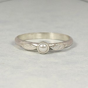 Pearl Ring Sterling Silver Nature-inspired, Pearl Leaf Ring, Dainty Ring with Pearl, June Birthstone Ring, Pearl Nature Ring, Stacking Ring