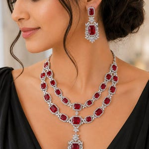 Conjunto de collar llamativo de dos capas en color rojo rubí, pendientes de novia con circonitas cúbicas, estilo art déco.
