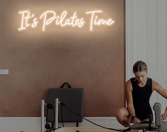 Neonbord It's Pilates Time, decorbord Pilates Studio, cadeaus pilates minnaar, neonbord Pilates-tijdperk homegym