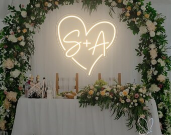 Letreiro de LED Neon Personalizado com Iniciais em Formato de Coração, Luz Neon com Sobrenome para Decoração Minimalista de Casamento, Festa ou Casa, Presente de Casamento para o Casal