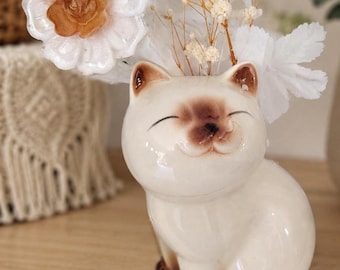 Vaso in ceramica a forma di gatto con fiore in resina.