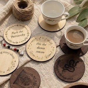 Posavasos de madera reutilizables con un toque literario y original: un regalo estético para lectores y una acogedora decoración para el hogar, ideal para fans y amantes de Booktok.