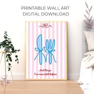 Puede incluir: Un letrero de madera rústica con el texto "Welcome to our home" en letras blancas. El letrero presenta un acabado envejecido y un diseño sencillo y acogedor, ideal para la decoración de la puerta principal.
