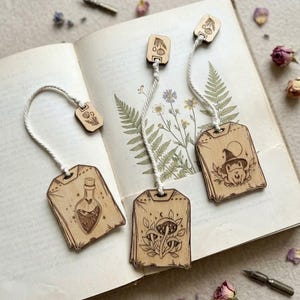 Wooden Tea Bag Bookmark, Whimsical Fantasy Bookmark, Cozy Reader Gift, Cottagecore Book Accessory, Book Lover Gift, Romantasy Booktok gadget