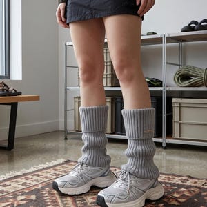 Calentadores de piernas de punto gris estilo Y2K, calcetines holgados estilo Harajuku, subcultura, etiqueta metalera, calcetines hasta la pantorrilla, estética gorpcore, calcetines gruesos y cálidos.