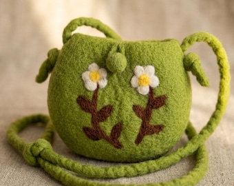 Handgemaakte wolvilten schoudertas, zakje met groene bloemen, naaldvilten bloemen