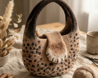 Handgemaakte wolvilt draagtas met luipaardprint | Naaldvilten kattenpootzak | Dierenhandtas
