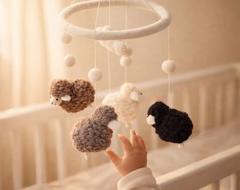 Handgemaakte wolvilt schapenmobiel: grappig kinderkamerdecor