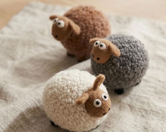 Handgemaakt ornament van wolvilt schapen, naaldvilten cartoon lamsbeeldje, natuurlijke tinten