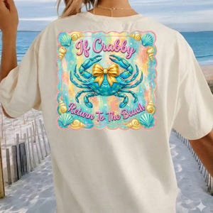 Crabby Beach シャツ PNG SVG | Crabby Return to the Beach デザイン | 夏の海岸グラフィック T シャツ昇華ファイル | かわいいカニのリボンデザイン 300 DPI