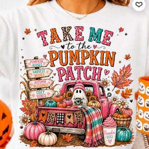Pode incluir: Uma camisola branca com um gráfico colorido e o texto "TAKE ME to the PUMPKIN PATCH". O design inclui um camião cor-de-rosa, um fantasma com um gorro, abóboras, folhas de outono, girassóis e uma placa com frases sazonais.