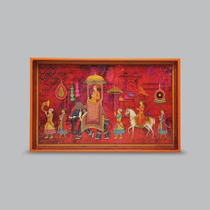 Puede incluir: Una bandeja rectangular con marco naranja que presenta una ilustración roja vibrante de una procesión real. La escena muestra figuras con vestimenta tradicional, un elefante con un dosel dorado, un caballo blanco y varios estandartes.