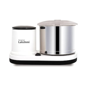 Può includere: Un macinacaffè elettrico a umido bianco e nero con una camera di macinazione in acciaio inossidabile e un contenitore cilindrico bianco. Il marchio "Sowrna Lakshmi" è stampato sul contenitore bianco.