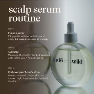 Op de afbeelding: Een heldere, ronde fles hoofdhuidserum met een grijze druppelaar, met het label "indē wild". De tekst "scalp serum routine" staat bovenaan. De fles bevat 50 ml.