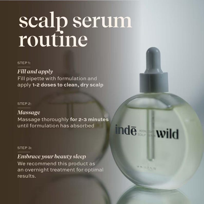 Op de afbeelding: Een heldere, ronde fles hoofdhuidserum met een grijze druppelaar, met het label "indē wild". De tekst "scalp serum routine" staat bovenaan. De fles bevat 50 ml.