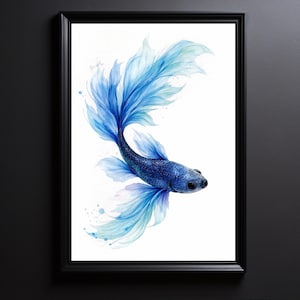 Peut inclure: Une impression d'art mural encadrée représentant une illustration à l'aquarelle d'un poisson combattant bleu aux nageoires longues, fluides et translucides. Le poisson est peint dans des tons bleu marine et azur sur fond blanc, sous cadre noir.