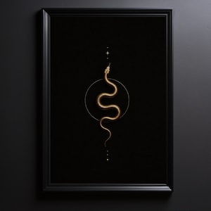 Könnte beinhalten: Ein gerahmtes Wandbild mit einer goldfarbenen Schlangenillustration, die in einem dünnen goldenen Kreis auf schwarzem Hintergrund zentriert ist. Über der Schlange befindet sich ein kleiner vierzackiger Stern und darunter drei kleine goldene Punkte.
