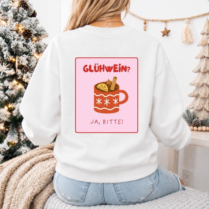 Weißes Weihnachtssweatshirt von hinten mit Aufdruck Glühwein? Ja, bitte! und Glühweintasse im rosa Rahmen