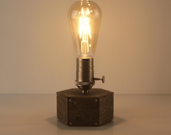 Lámpara de mesa recargable inalámbrica de madera hecha a mano, estilo rústico vintage con bombilla Edison, color madera natural.