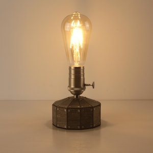 Batteriebetriebene handgefertigte hölzerne Edison-Glühlampen-Lampe, Vintage-Bauernhaus-schnurlose wiederaufladbare Tischlampe, Naturholz